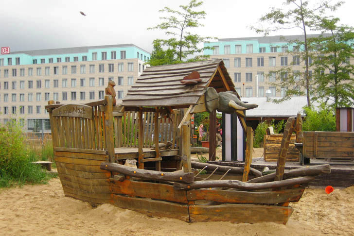 Berlin-Mount-Center-Mitte-Recycled-Materials-Parkour-barca