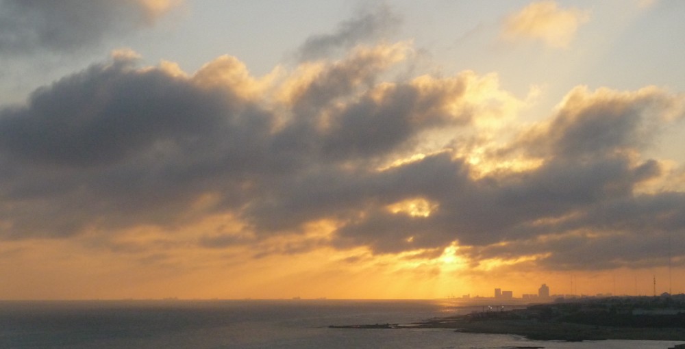 Cielo arancio nero Tripoli