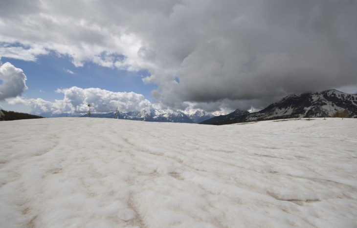 Foto. Neve ricoperta di polveri sahariane al sito sperimentale di Torgnon (Aosta), gestito dall'Agenzia Regionale per la Protezione dell'Ambiente (ARPA) Valle d'Aosta.
