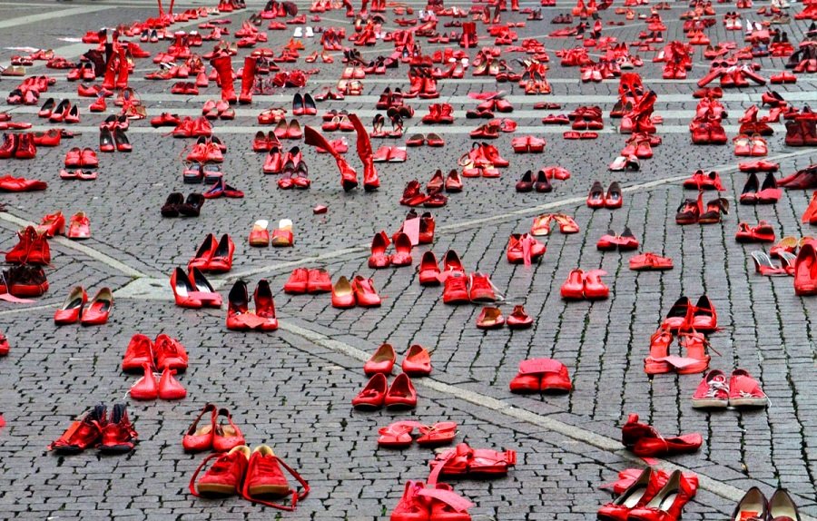 Zapatos rojos, l'opera d'arte simbolo del cammino delle donne vittime di  violenza